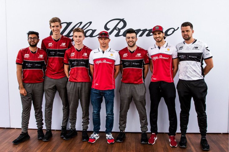 Bereznay Dániel az Alfa Romeo F1 eSport család tagjaival