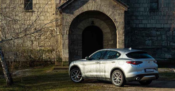 2019-es Alfa Romeo Stelvio hátulról