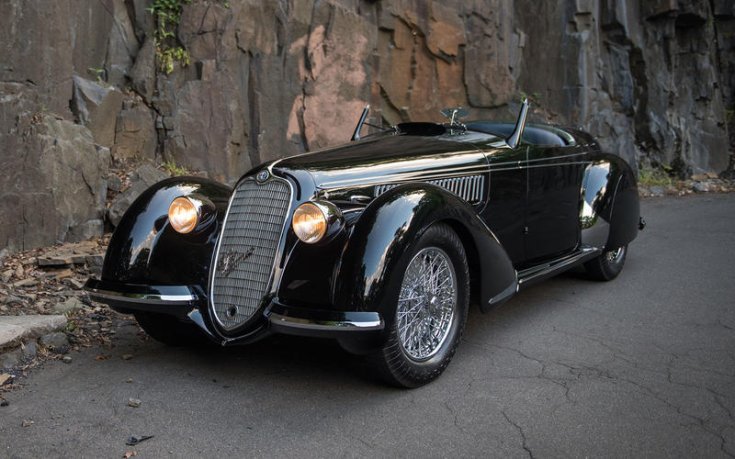 1939 Alfa Romeo 8C 2900B Lungo Spider hegy mellett az úton, féloldalról