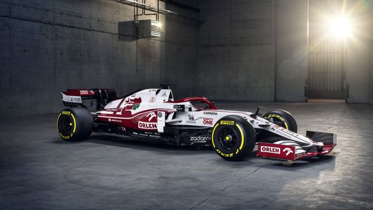 Räikkönen és Giovinazzzi Alfa Romeoja oldalról
