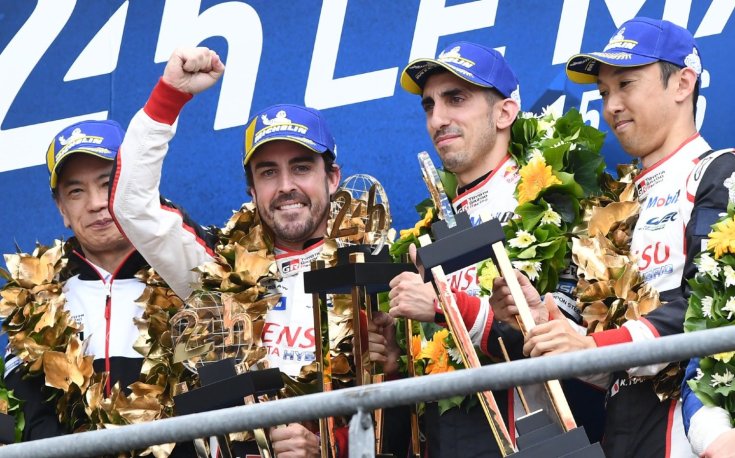 Fernando Alonso a Le Mans-i 24 óráson aratott győzelmet ünnepli