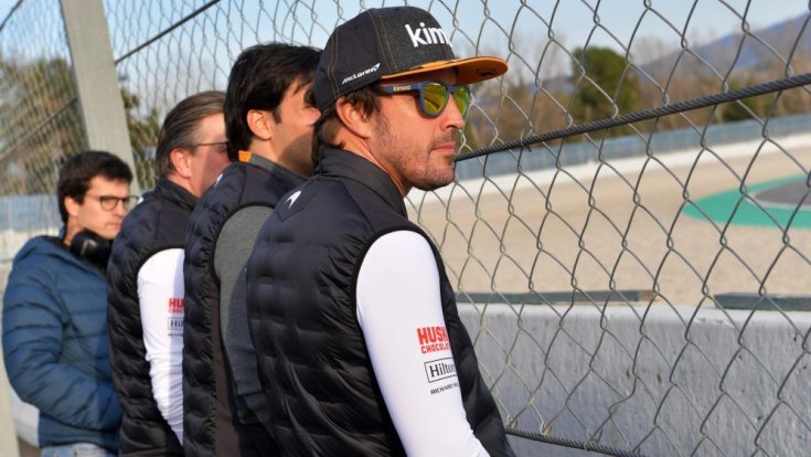 Alonso nézi az F1-es teszteket