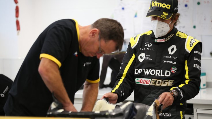 Fernando Alonso a Renault franciaországi gyárában