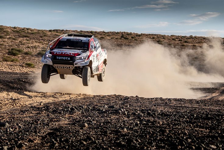 A TOYOTA GAZOO Racing Dakarra készített autója a levegőben