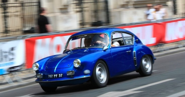 Renault Alpine A106, sötétkék, oldalnézet, balról