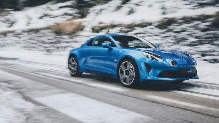 Alpine A110-es modell havas úton száguld, oldalról