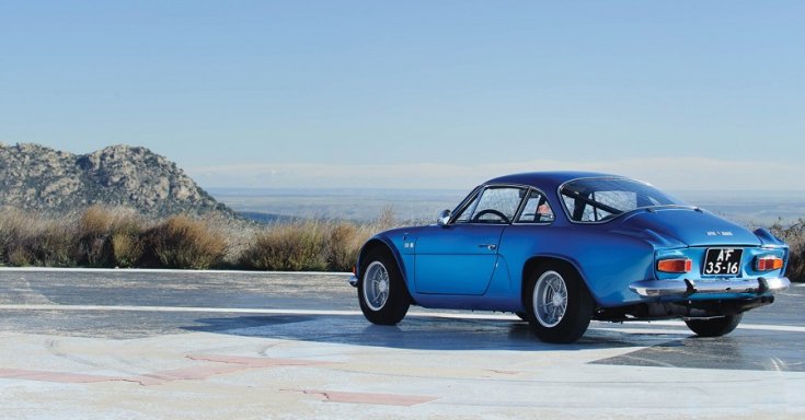 Alpine A110, kék, oldalnézet, hátulról, balról