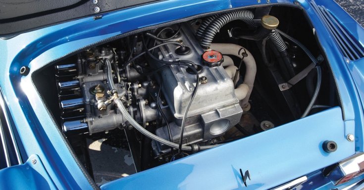 Alpine A110, kék, motortér, felülnézet