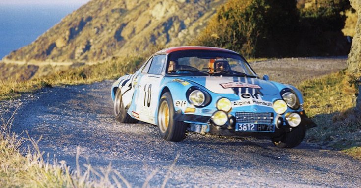 1961 Renault Alpine A110, baba kék,rali autó, elölnézet, oldalnézet, jobbról, mozgás közben, kanyarban