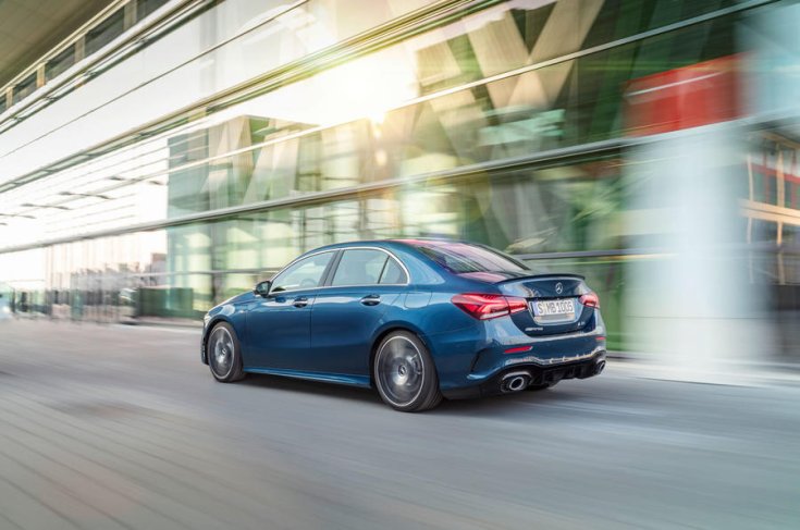 Mercedes-Benz AMG A35 szedán hátulja