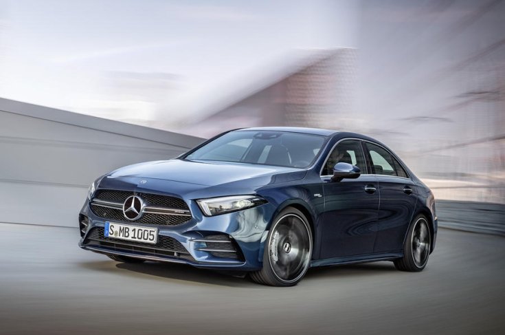 Mercedes-Benz AMG A35 szedán menet közben
