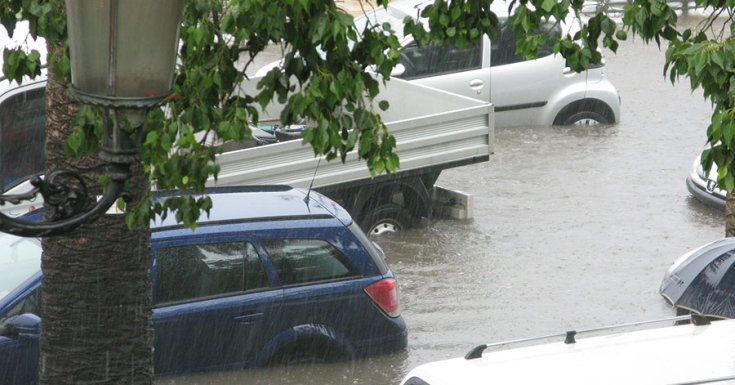 Autók árvízben