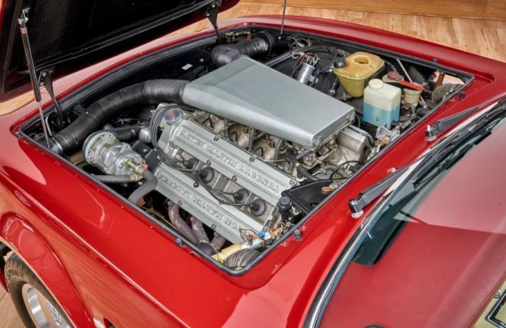 Aston Martin V8 Volante motortere