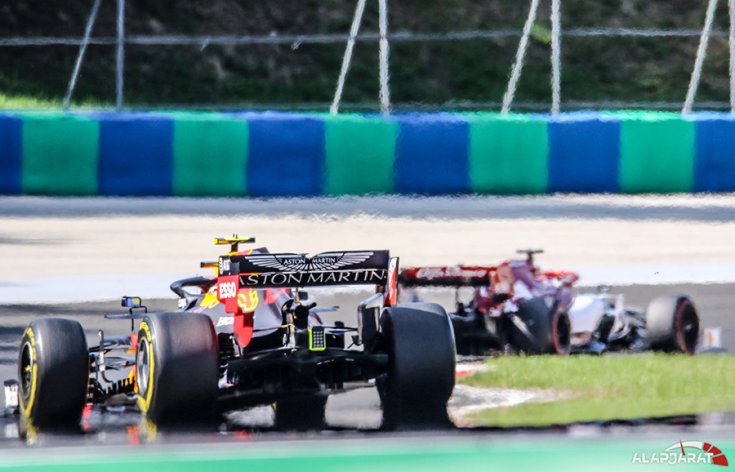 Gasly Red Bull Hondája a kettes kanyarban hátulról