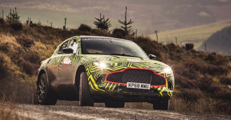 Aston Martin DBX szemből