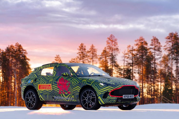 Aston Martin DBX kémfotó elölről
