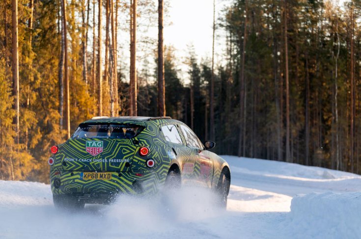 Aston Martin DBX kémfotó hátulról