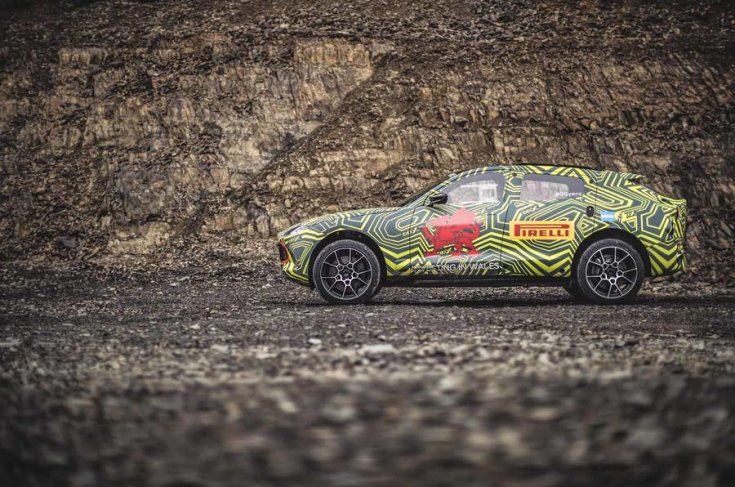 Aston Martin DBX kémfotó oldalról