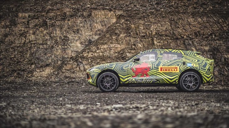 Aston Martin DBX oldalról
