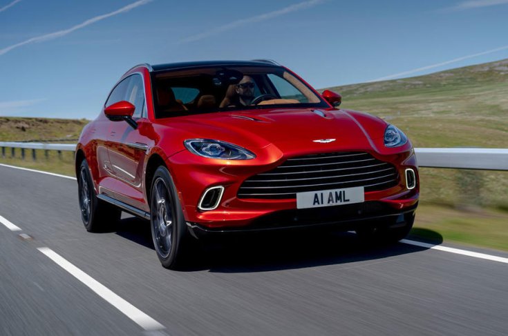 Aston Martin DBX országúton, féloldalról