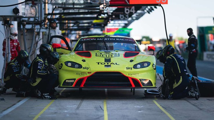 Aston Martin Racing Vantage GTE-je szemből fotózva
