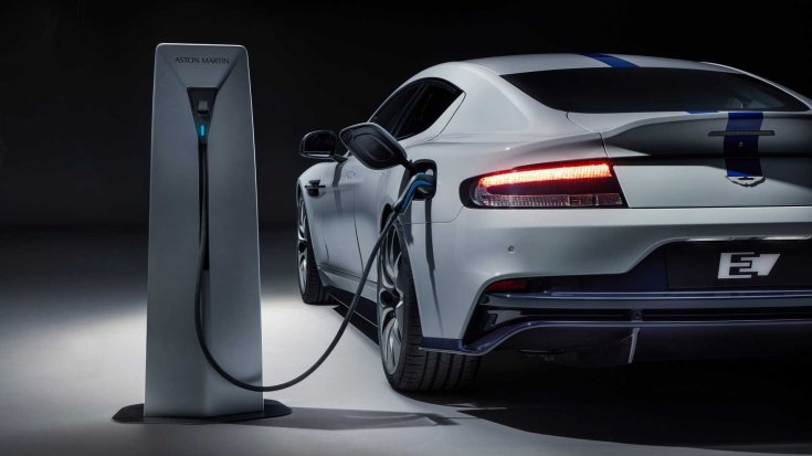 Aston Martin Rapide E modell egy elektromos hálózatra kötve töltés közben, hátulról