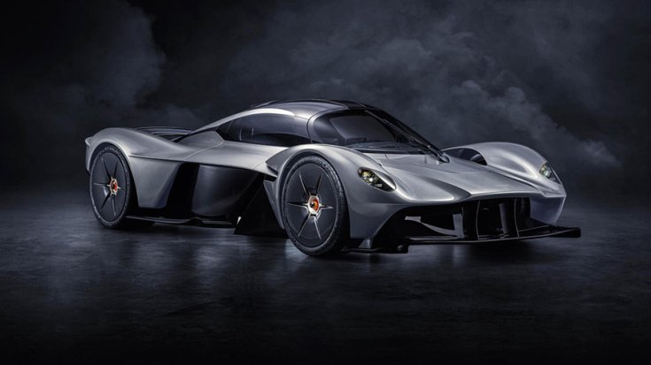Aston Martin Valkyrie elölről fotózva