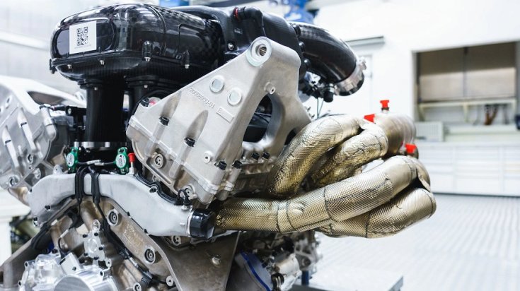 Aston Martin hibrid szupersportautó V12 motorja