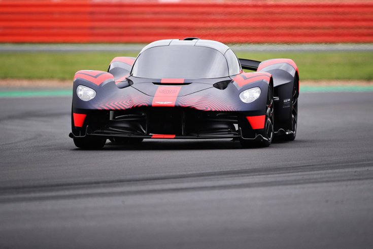 Az Aston Martin Valkyrie az első WEC hiperautó a szériában, elölről fotózva
