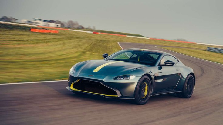 Aston Martin Vantage AMR egy versenypályán, menet közben