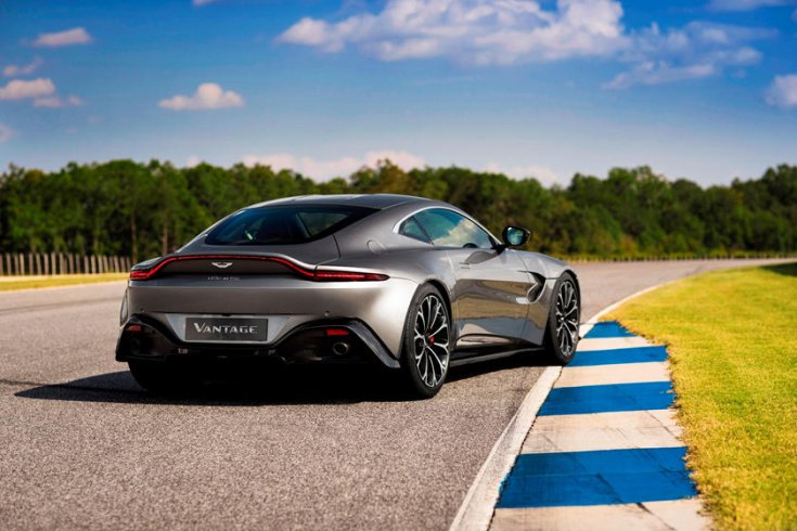 Aston Martin Vantage a pályán hátulról