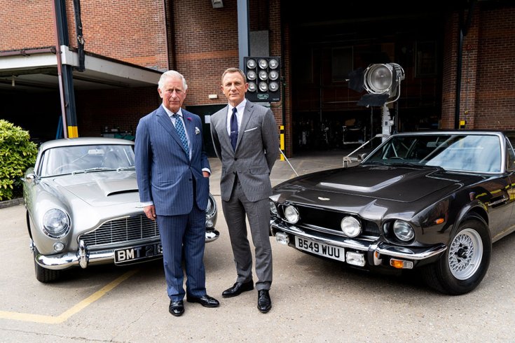 Aston Martin DB5 és V8 Daniel Craig és Károly herceg