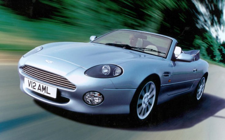 Az Aston Martin DB7 Vantage menet közben elölről