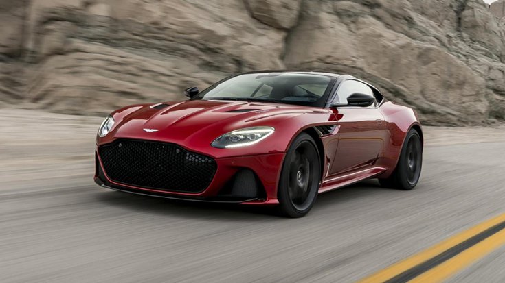 Az Aston Martin DBS Superleggera suhanás közben