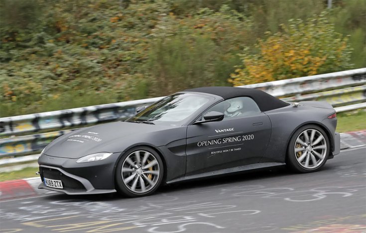 Az Aston Martin Vantage Roadster oldalról