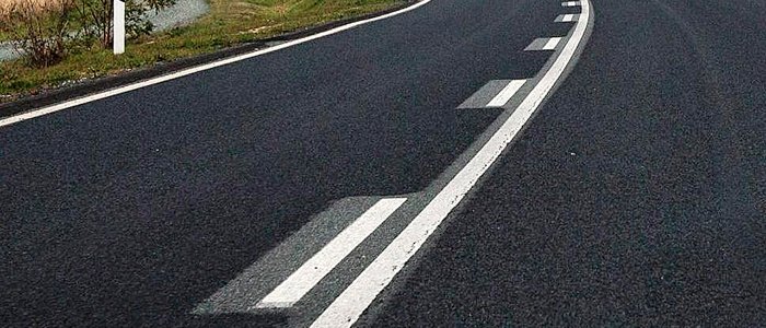 Frissen leaszfaltozott útszakasz
