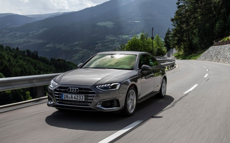 Audi A4 szemből, menet közben