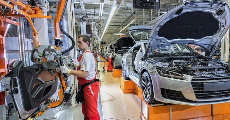 Audi-dolgozó végzi a feladatát a győri Audi-gyárban