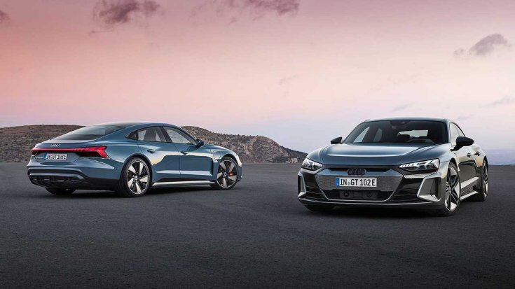 két Audi e-tron GT egymás mellett, hátulról és szemből
