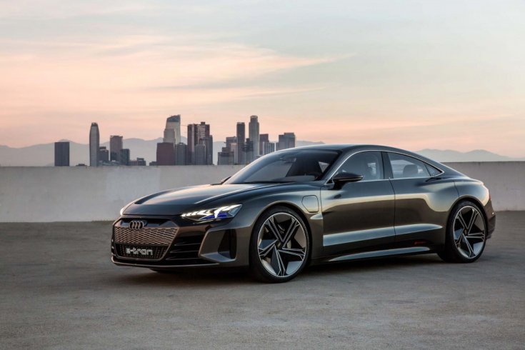 Audi E-Tron GT a háttérben egy várossal, féloldalról
