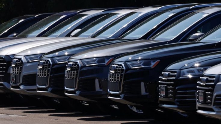 Egymás mellett parkoló Audi-modellek