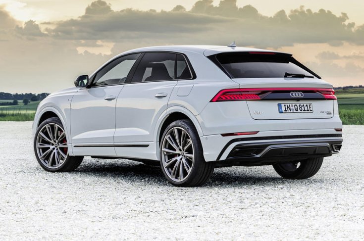 Audi Q8 Competiton 60 TFSIe hátulról