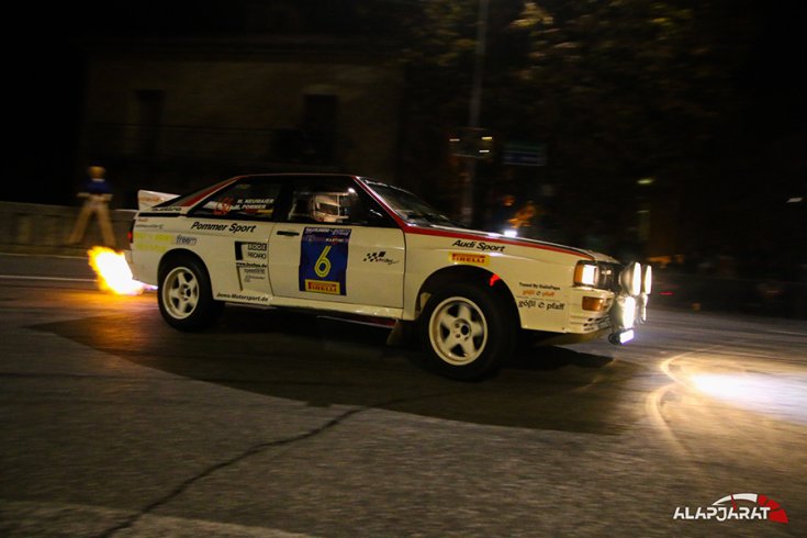 Audi Quatro éjszaka a San Marinó-i várban, oldalról fotózva