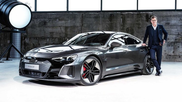 Markus Duesmann egy Audi e-tron GT-nek támaszkodva