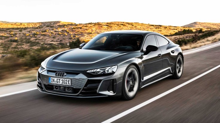 Audi e-tron GT szemből, menet közben