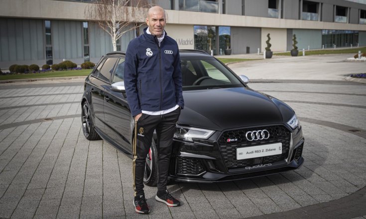 Zidane pózol az Audija mellett