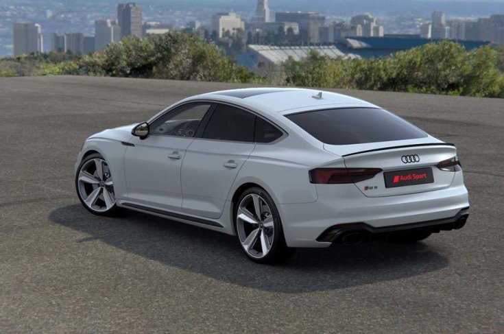 Audi RS5 fehér színben hátulról