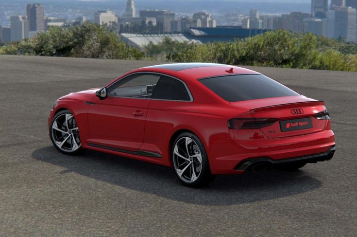Audi RS5 piros színben bal oldala fotózva