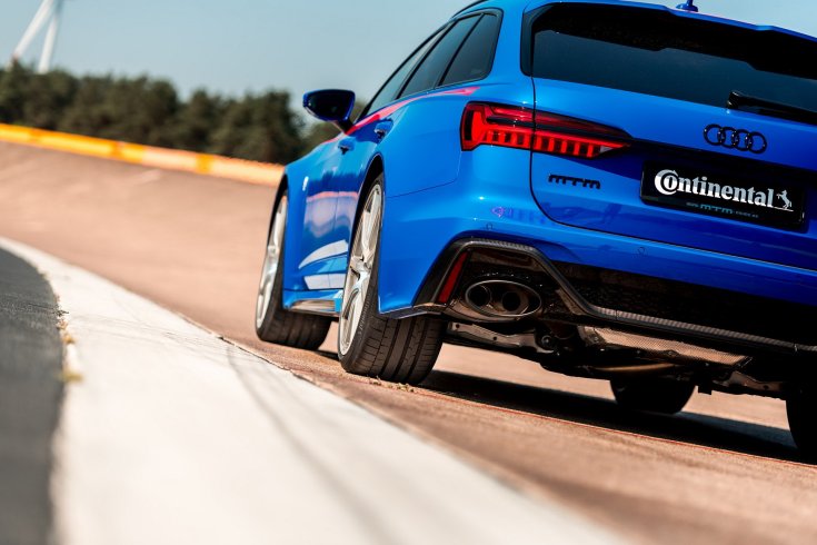 MTM Audi modell egy versenypályán, hátulról, féloldalról