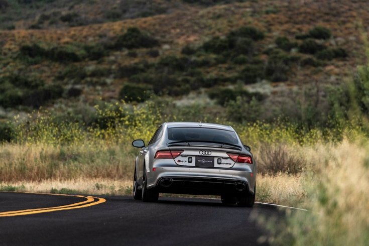 Páncélozott Audi RS7 Sportback hátulról fényképezve
